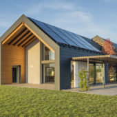 Un albero al centro della casa firmata Rubner Haus Un albero al centro della casa firmata Rubner Haus